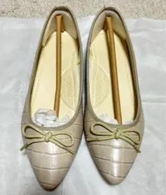 クロコダイル風ベージュフラットシューズ