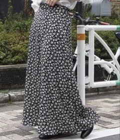 【美品★】tiptop Aラインロングスカート 花柄　ブラックのサムネイル