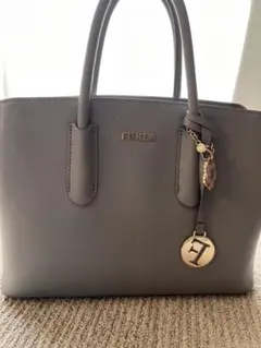 美品FURLA グレーレザーハンドバッグ　チャーム付き
