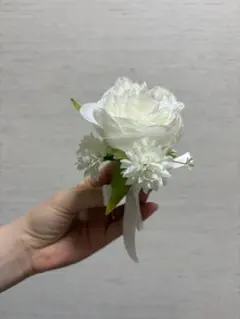 ホワイト　ブートニア　アーティフィシャルフラワー（造花）