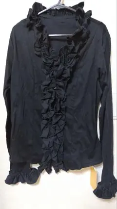 フリル付き黒長袖シャツ
