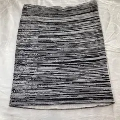 GUESS ニットタイトスカート M ブラックとホワイト
