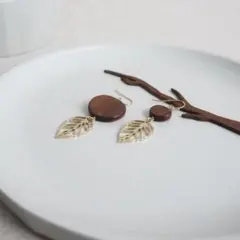 葉っぱのチャームの木製ピアス〈イヤリング/ピアス〉