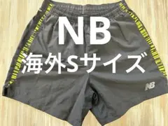 New Balance 黒 ストライプ ランニングショーツ