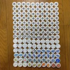140個 ペットボトルキャップ 白 文字あり カラフル 異種 まとめ売り
