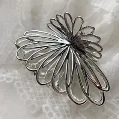 大人女性の華やかバンスクリップ　ヘアクリップ　フラワーシルエット／シルバー