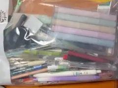 文房具セット 多様なペンとマーカー