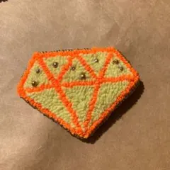 ダイヤモンド型チャーム　ハンドメイド　パンチニードル