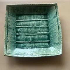 溝付き緑色正方形皿 陶器製