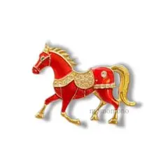 馬ブローチ　レッド　豪華な鞍の馬　2026年　干支　簡易ラッピング付き　202