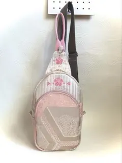 ボディバッグ　帯リメイク　薄いピンク×シルバー　桜刺繍入り