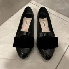 miu miu 黒 パテントレザー リボン装飾 ローファー　サイズ36.5のサムネイル