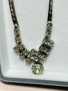 エレガントなクリスタルネックレス