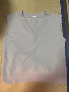 GU ライトグレー Vネック ノースリーブベスト