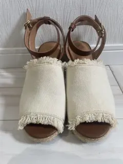 ベージュ フリンジキャンバスサンダル ウェッジヒール
