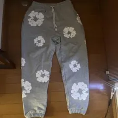 DENIM TEARS グレー花柄スウェットパンツ S