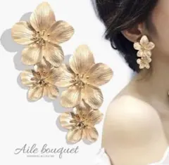 ブライダルアクセサリー　花モチーフ ゴールドピアス　ウェディングピアス