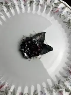 黒と紫の花のブローチ