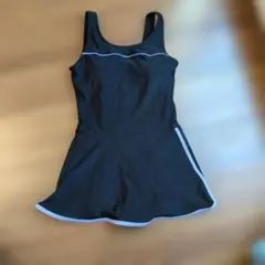黒いスカート付きタンクトップ水着