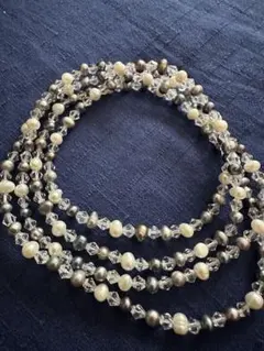 クリーム色とグレーの多層ネックレス