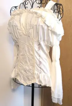 *新品タグ付* OzzOneste 薔薇刺繍 レースアップ フレアー袖ブラウスのサムネイル