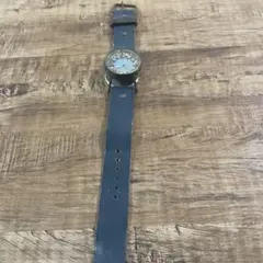 青いレザーバンド 花の形の文字盤 腕時計