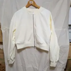 クリーム色 フロントジップ クロップドスウェット