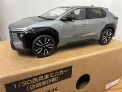 トヨタ bZ4X 1/30 色見本ミニカー 非売品　プレシャスメタルのサムネイル