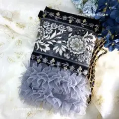 スマホショルダーポーチ　サコッシュ　花柄刺繍リボン　フリル　グレー＆ブラック