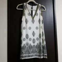 値下げしました!!《新品》ROYAL PARTYビジュー付き柄ノースリワンピース