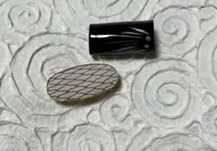 帯留め・黒色の陶器と白い網目模様