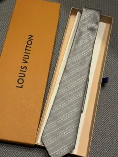 週末特別価格 LOUIS VUITTON シルバー チェック柄 ネクタイ - メルカリ