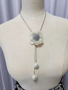 花モチーフ ロングネックレス パール付き