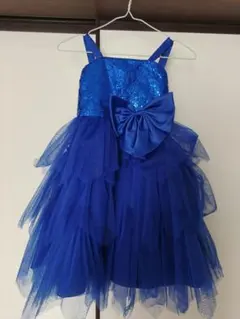 青いフリルドレス（スパンコール付き）
