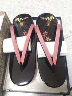 花柄装飾の黒い下駄