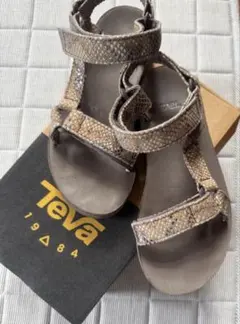 Teva スポーツサンダル パイソン柄　大人サンダルのサムネイル
