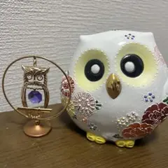 フクロウの陶器置物とクリスタルオーナメント