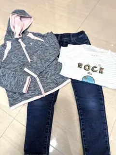 120 ストレッチジーンズ新品、Tシャツ、ふわふわパーカーセット