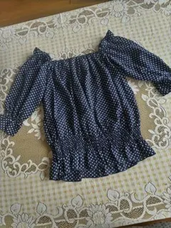 パフスリーブ　水玉　紺色　シャーリング