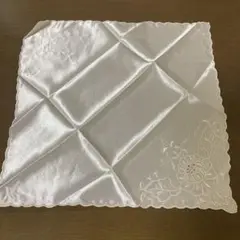 未使用　スワトウ　汕頭　ハンドメイド刺繍入りホワイトハンカチ　シルク100%