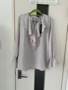 フリル付きライトグレー長袖ブラウス Ｌサイズ新品未使用しまむら