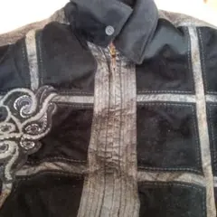 黒の刺繍入りジップアップシャツ