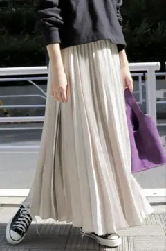 スローブイエナ　サテンプリーツスカート