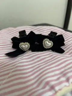 黒いハート型ヘアクリップ（パール付き）