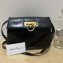■Ferragamo（フェラガモ）良品/ レザー/ショルダーバッグ/ブラック 黒