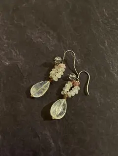 【レインボームーンストーン】天然石ドロップ型ピアス ストロベリークォーツ