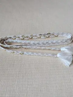 【絹の白と金の帯留め・根付】