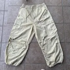 ベージュ カーゴパンツ 複数ポケット