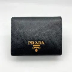 RFID搭載/美品プラダ　三つ折り財布　金ロゴ　サフィアーノ　ヴィッテロ 黒 PRADA - RFID搭載/美品プラダ 三つ折り財布 金ロゴ サフィアーノ