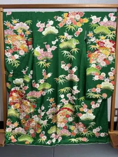 振袖 。鮮やかなグリーン地にラメ入りで松竹梅や菊などの吉兆文様の 